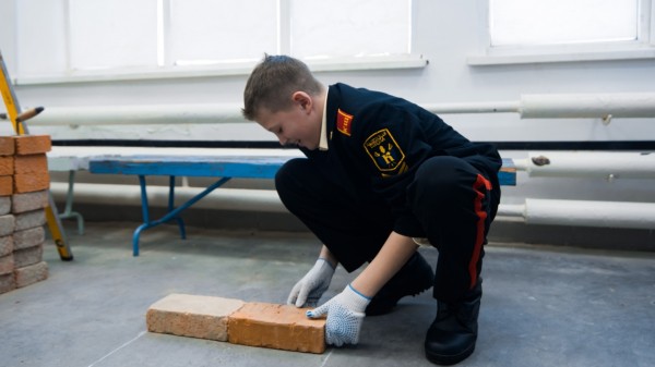 Хабаровских школьников научили пользоваться шуруповертом и укладывать кирпичи