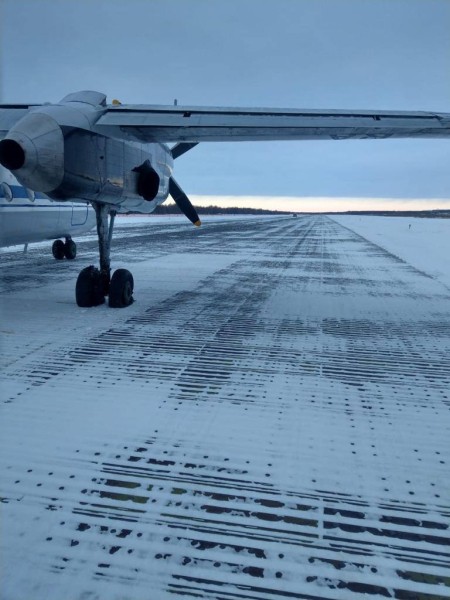 В Охотске взлетающий пассажирский самолет порвал колеса шасси, избегая ДТП с грузовиком