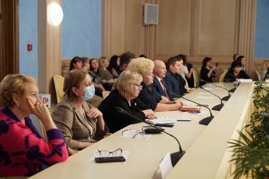 Итоги дня: двое на льдине, липовая икра, в ожидании снега, а в зоосаде болтливый тигр