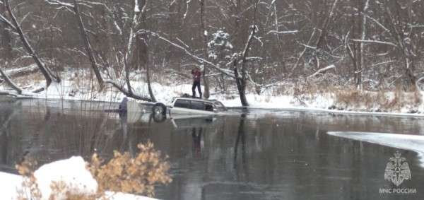 Джип и снегоход охотников провалились в реку Кабули в Хабаровском крае