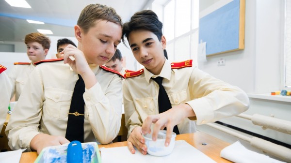 Хабаровских школьников научили пользоваться шуруповертом и укладывать кирпичи