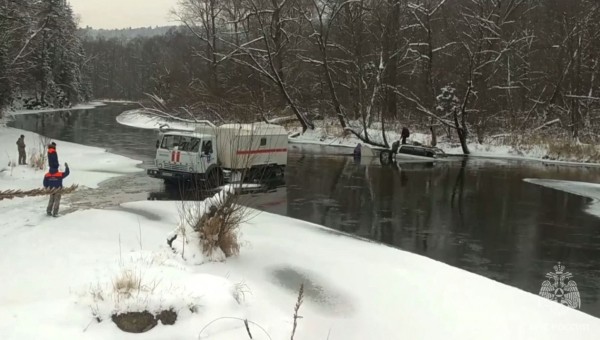 Джип и снегоход охотников провалились в реку Кабули в Хабаровском крае
