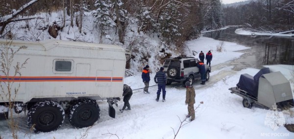 Джип и снегоход охотников провалились в реку Кабули в Хабаровском крае