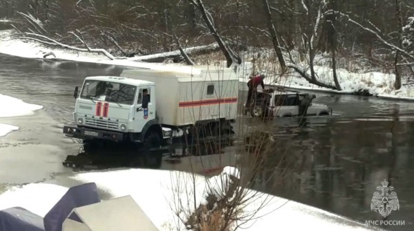 Джип и снегоход охотников провалились в реку Кабули в Хабаровском крае