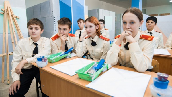 Хабаровских школьников научили пользоваться шуруповертом и укладывать кирпичи