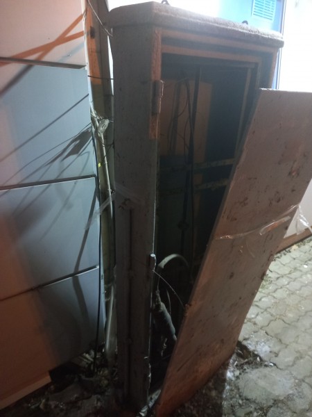 Вандалы в хлам разбили телефонный шкаф у автобусной остановки в Хабаровске (ФОТО)