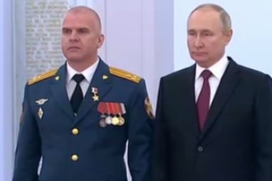 Итоги дня: Бут в ЛДПР, циклон наступает, из арестанта в каменщики, а у хоккеистов юбилей