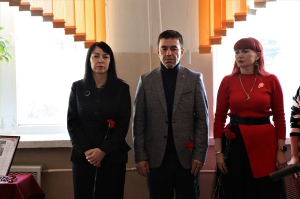 Мемориальную доску ефрейтору Олегу Рыбакову открыли в Хабаровском крае Мемориальную доску ефрейтору Олегу Рыбакову открыли в Хабаровском крае