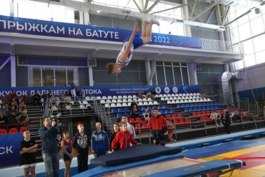 Итоги дня: допвыборы в ЗакДуму, главная елка засияла, прыжки на батуте и Амурский хрусталь