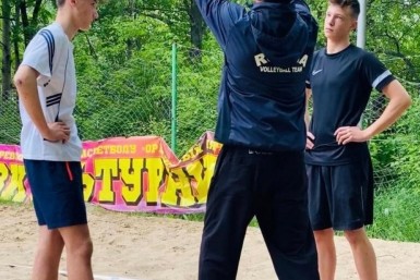 Итоги дня: Бут в ЛДПР, циклон наступает, из арестанта в каменщики, а у хоккеистов юбилей