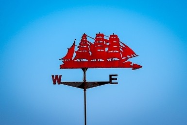 Итоги дня: Бут в ЛДПР, циклон наступает, из арестанта в каменщики, а у хоккеистов юбилей