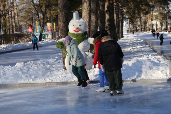 На набережной в Хабаровске открыт самый большой бесплатный каток на Дальнем Востоке