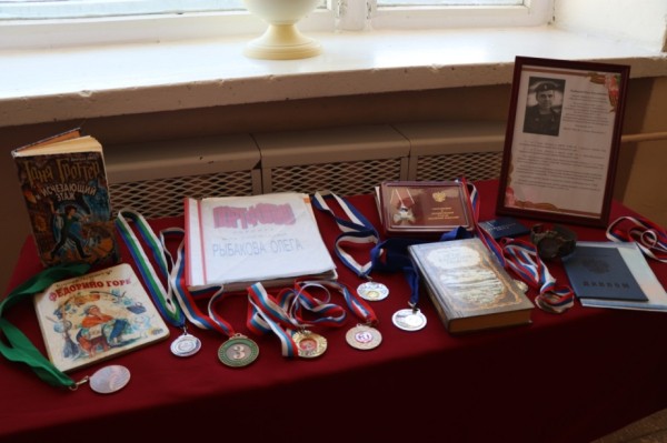 Мемориальную доску ефрейтору Олегу Рыбакову открыли в Хабаровском крае Мемориальную доску ефрейтору Олегу Рыбакову открыли в Хабаровском крае