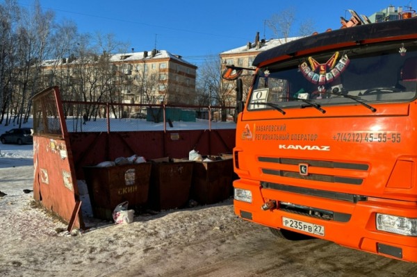 В новогодние праздники в Хабаровске работают усиленные экипажи по вывозу мусора
