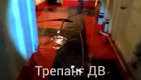 Паром "Сахалин-10" с пассажирами на борту получил пробоину в порту Ванино