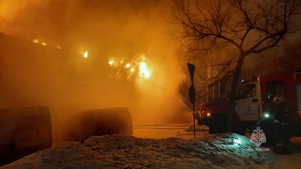 В Хабаровске загорелось задание автосервиса