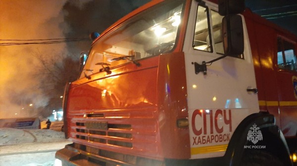 В Хабаровске загорелось задание автосервиса