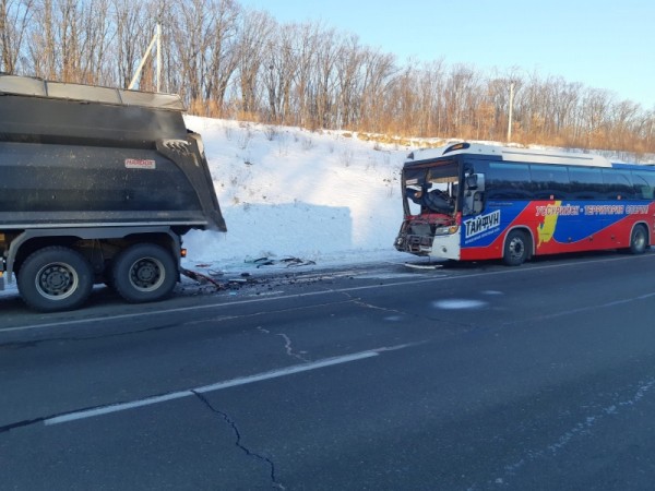 Серьезное ДТП с  автобусом и большегрузом произошло на трассе Хабаровск &ndash; Владивосток