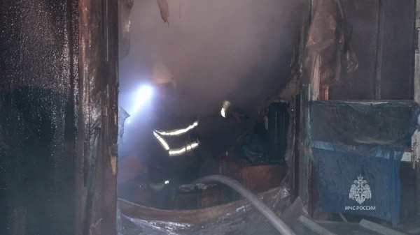 Частично расселенный дом загорелся ночью в Хабаровске