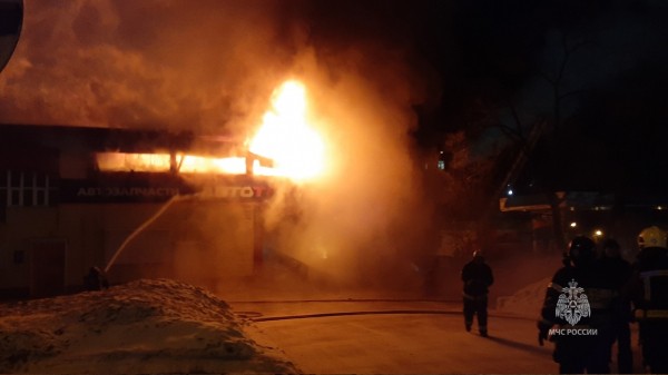 В Хабаровске загорелось задание автосервиса