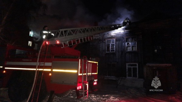 Частично расселенный дом загорелся ночью в Хабаровске