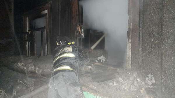 Частично расселенный дом загорелся ночью в Хабаровске