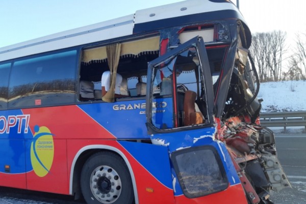 Серьезное ДТП с  автобусом и большегрузом произошло на трассе Хабаровск &ndash; Владивосток