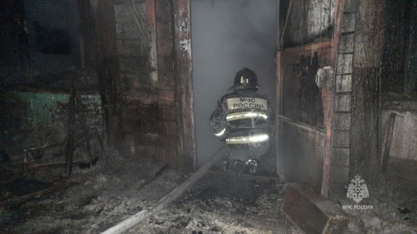 Частично расселенный дом загорелся ночью в Хабаровске