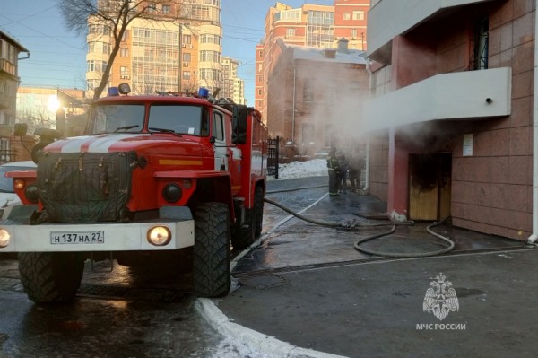 Семь человек эвакуировали при возгорании в здании в центре Хабаровска