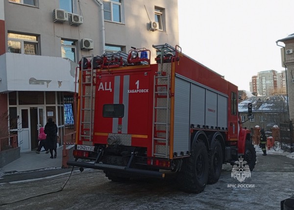 Семь человек эвакуировали при возгорании в здании в центре Хабаровска