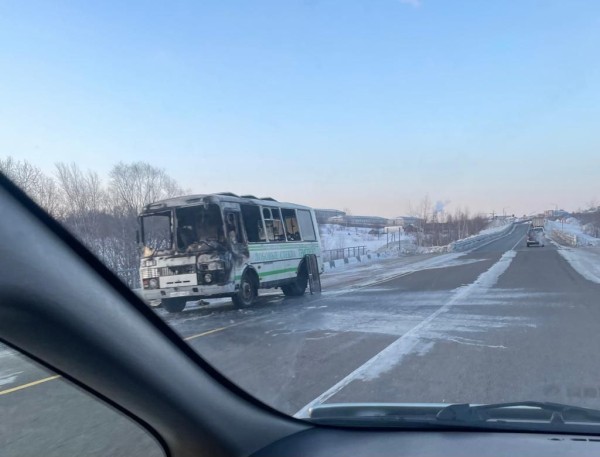 Пассажирский автобус сгорел на трассе в Советской Гавани