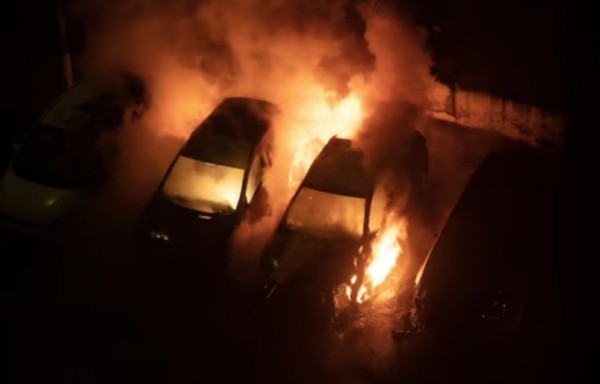 Автомобиль сгорел во дворе дома в Комсомольске-на-Амуре