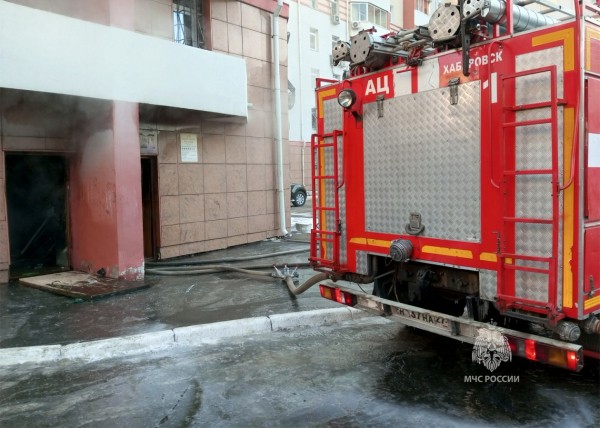 Семь человек эвакуировали при возгорании в здании в центре Хабаровска
