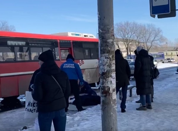При посадке в салон мужчина угодил под колеса пассажирского автобуса в городе Юности