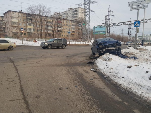 В Хабаровске невнимательный водитель выехал на красный и отправил человека в реанимацию