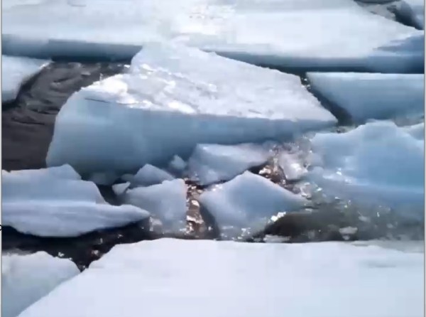 Любитель зимней рыбалки едва не уплыл на льдине в Хабаровском крае