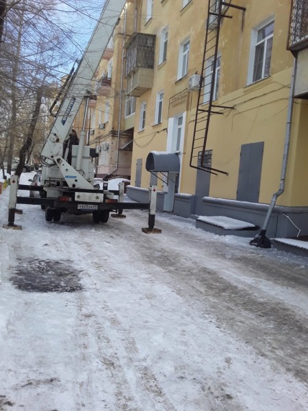 Ледяная угроза: огромные сосульки нависли над головами прохожих в Хабаровске