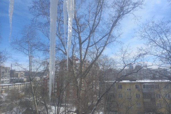 Ледяная угроза: огромные сосульки нависли над головами прохожих в Хабаровске