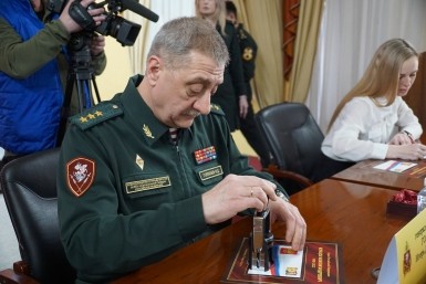 Итоги дня: как в пещере, тигриные шалости, отстаем по стадионам и Движение первых