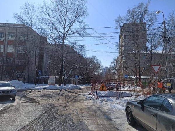 Кроссовер провалился в технический котлован на обочине дороги в Хабаровске