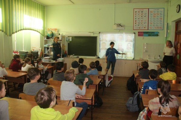 Сотрудники МЧС России напомнили хабаровским школьникам о правилах общей безопасности&nbsp;