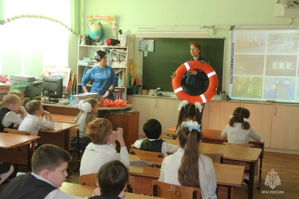 Сотрудники МЧС России напомнили хабаровским школьникам о правилах общей безопасности&nbsp;
