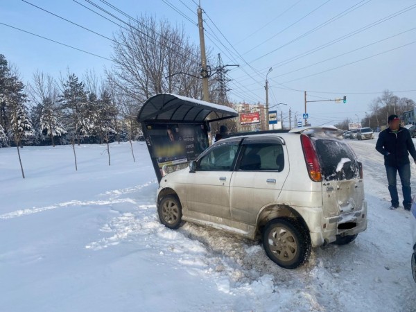 Снес остановку и сбил женщину: водитель потерял управление из-за гололеда в Хабаровске