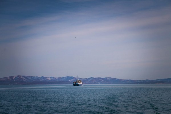 Корабелы Хабаровского края приступили к ходовым испытаниям краболова "Омолон"