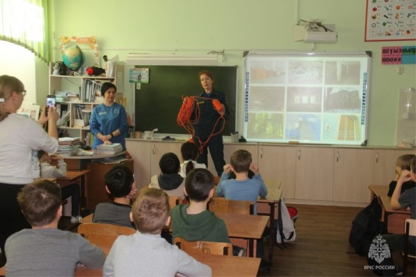 Сотрудники МЧС России напомнили хабаровским школьникам о правилах общей безопасности&nbsp;
