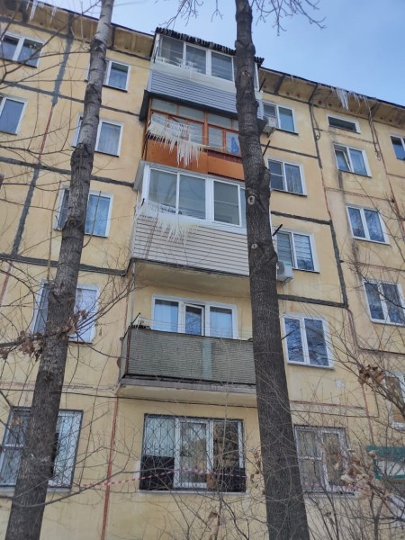 Ледяная угроза: огромные сосульки нависли над головами прохожих в Хабаровске