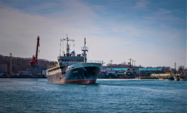 Корабелы Хабаровского края приступили к ходовым испытаниям краболова "Омолон"