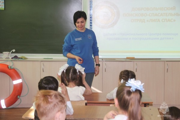 Сотрудники МЧС России напомнили хабаровским школьникам о правилах общей безопасности&nbsp;