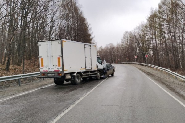 Водитель иномарки разбился насмерть после лобового столкновения недалеко от Хабаровска