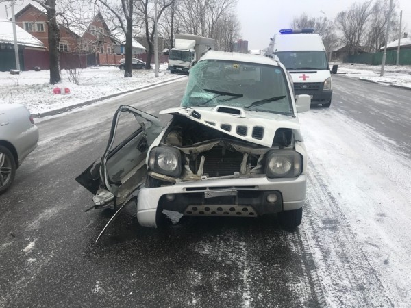 Один скончался, второй доставлен в больницу после утреннего столкновения двух авто в Хабаровске